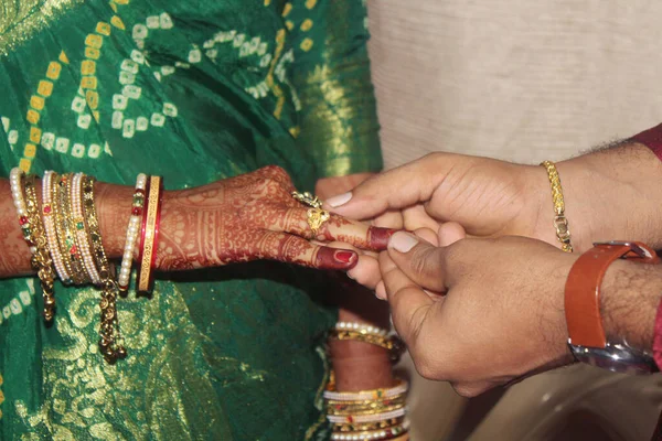 Closeup Couple Putting Rings Each Other Fingers Traditional Indian Wedding — Stock Photo, Image