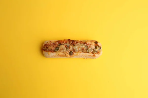 黄色底色上有融化奶酪的美味脆热狗的头像 — 图库照片