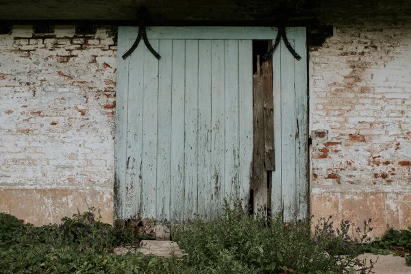 Una Puerta Madera Verde Una Antigua Casa Abandonada —  Fotos de Stock