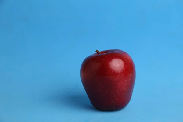 Ένα Κοντινό Πλάνο Ενός Κόκκινου Μήλου Μονόχρωμο Φόντο — Φωτογραφία Αρχείου