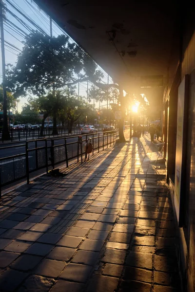 Disparo Vertical Una Acera Rodeada Valla Metálica Atardecer — Foto de Stock