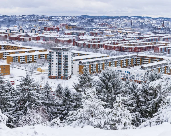 在瑞典拍摄的一个美丽的雪地住宅区的高角镜头 — 图库照片