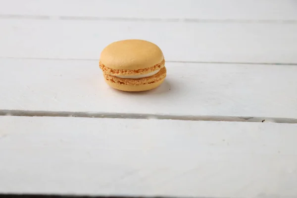 Eine Nahaufnahme Von Gelbem Macaron Auf Weißem Hintergrund — Stockfoto