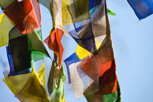 Eine Nahaufnahme Bunter Festival Fahnen Auf Blauem Himmel — Stockfoto