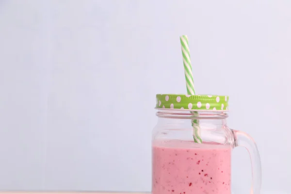 Nahaufnahme Eines Beeren Smoothies Mit Grün Gestreiftem Stroh Auf Weißem — Stockfoto