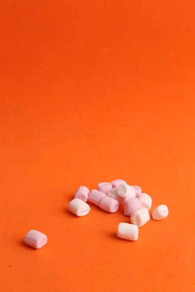 Een Verticaal Schot Van Een Groep Marshmallows Geïsoleerd Een Oranje — Stockfoto