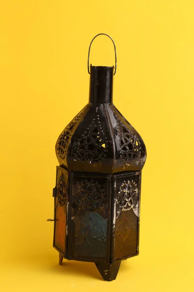 Ένα Κάθετο Πλάνο Από Φανάρι Μαροκινών Απομονωμένο Κίτρινο Φόντο — Φωτογραφία Αρχείου