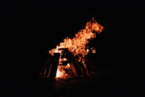 Ein Schöner Blick Auf Ein Brennendes Lagerfeuer Auf Schwarzem Hintergrund — Stockfoto