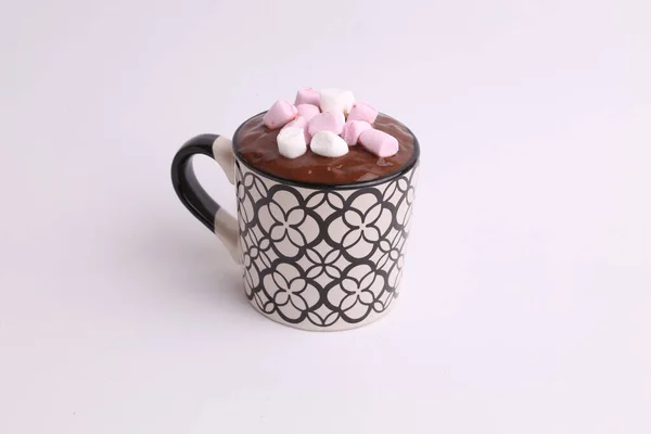 Uma Xícara Chocolate Caseiro Delicioso Com Marshmallows Fundo Branco — Fotografia de Stock