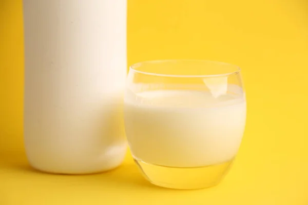 Gros Plan Une Bouteille Blanche Verre Lait Sur Fond Jaune — Photo