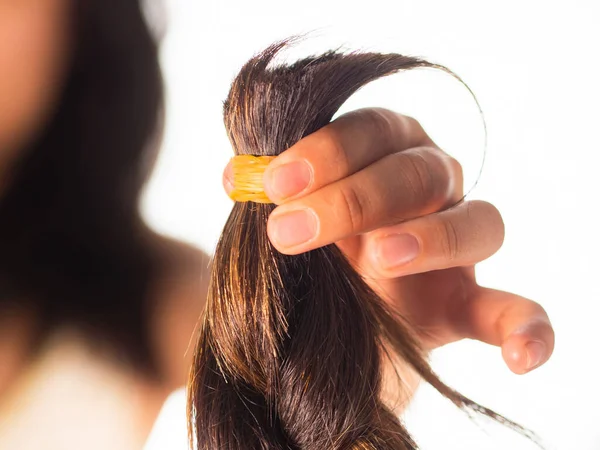 Detailní Záběr Ženy Stříhat Vlasy Izolovaném Pozadí — Stock fotografie