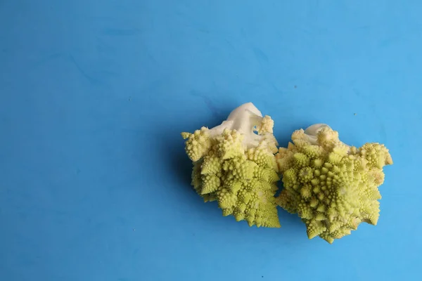 Närbild Bild Romanesco Broccoli Röd Bakgrund — Stockfoto