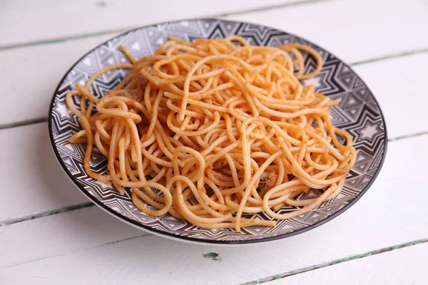 Tiro Close Espaguete Tomate Uma Placa Uma Mesa Madeira — Fotografia de Stock