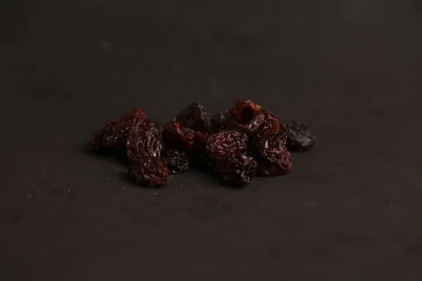 Высокоугольный Снимок Кучи Сушеных Слив Изолированных Черной Поверхности — стоковое фото