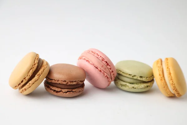 Eine Nahaufnahme Von Frisch Gebackenen Macarons Isoliert Auf Weißem Hintergrund — Stockfoto