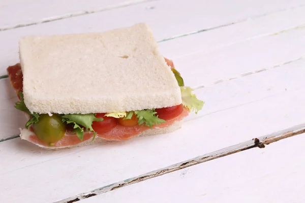 Close Delicioso Sanduíche Com Presunto Tomates Ervas Uma Mesa Madeira — Fotografia de Stock