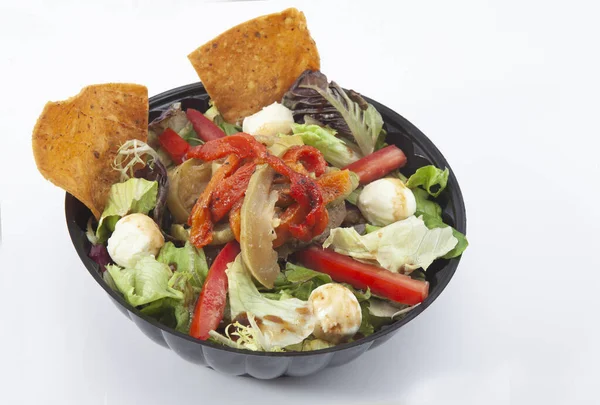 Gros Plan Délicieuse Salade Avec Des Légumes Fromage Des Chips — Photo