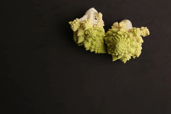 Närbild Bild Romanesco Broccoli Svart Bakgrund — Stockfoto