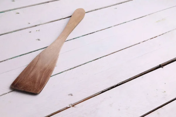 Une Spatule Cuisson Bois Isolée Sur Fond Bois Blanc — Photo