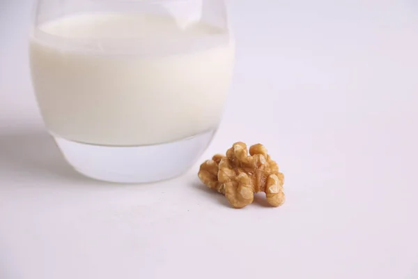 Närbild Bild Skalad Valnöt Suddig Bakgrund Ett Glas Mjölk — Stockfoto