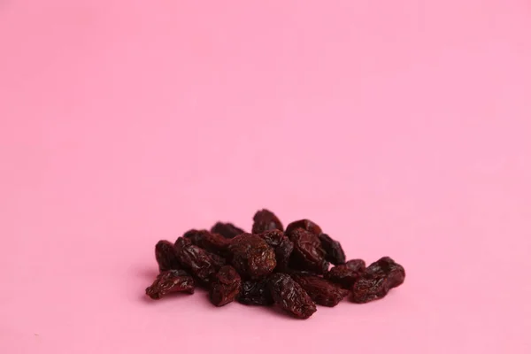 Les Raisins Secs Noirs Doux Dans Bol Sur Surface Rose — Photo