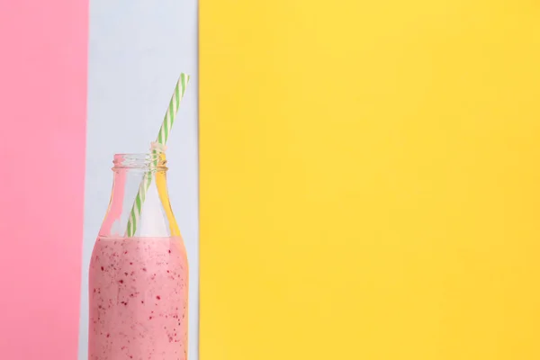 Eine Selektive Fokusaufnahme Einer Flasche Erdbeer Milchshake Mit Einem Strohhalm — Stockfoto