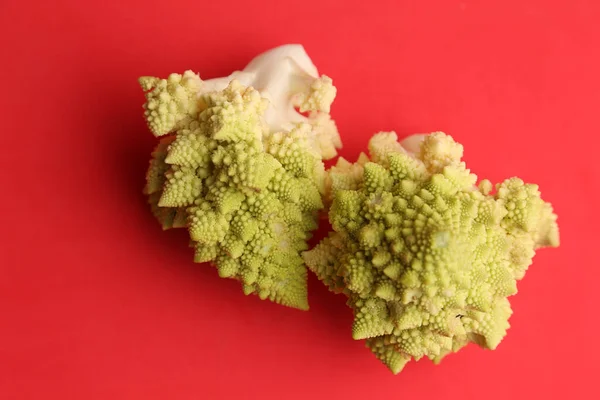 Närbild Bild Romanesco Broccoli Röd Bakgrund — Stockfoto