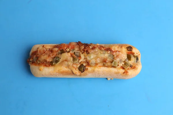 一个头顶拍摄的美味脆热狗与融化的奶酪蓝色背景 — 图库照片