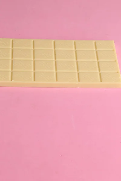 Tiro Close Chocolate Branco Fundo Rosa — Fotografia de Stock