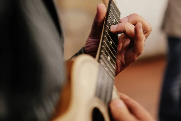 Uma Foto Superficial Uma Pessoa Tocar Ukulele Portugal — Fotografia de Stock