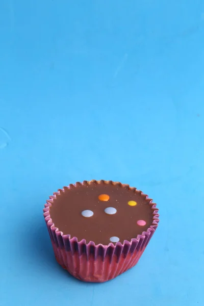 カラフルなキャンディーとフラットチョコレートカップケーキの垂直ショット — ストック写真