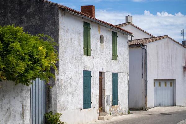 Fransız Adası Ndaki Yeşil Mavi Panjurlu Taş Bir Binanın Görüntüsü — Stok fotoğraf