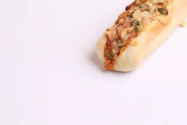 一只美味的热狗与融化的奶酪和胡椒在灰色表面的特写镜头 — 图库照片