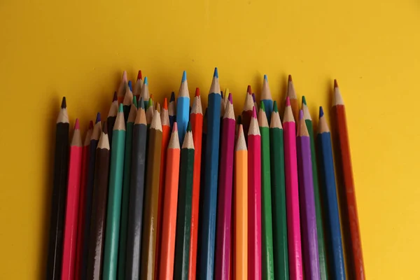Plan Grand Angle Groupe Crayons Couleur Sur Une Surface Jaune — Photo
