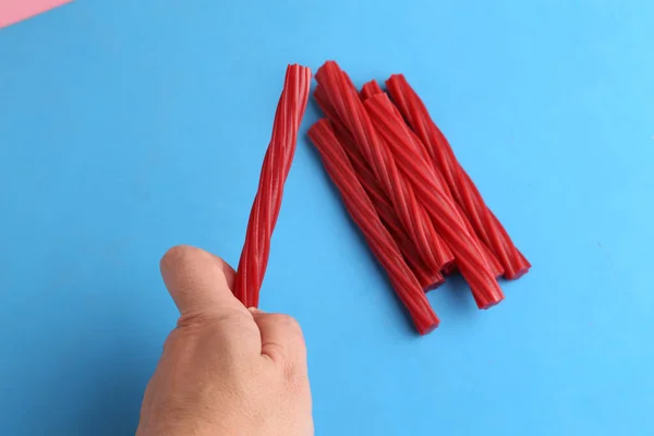 Ein Kopfschuss Einer Menschlichen Hand Die Rote Bonbons Mit Hellblauem — Stockfoto