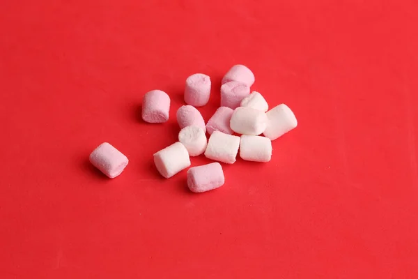 Vysoký Úhel Záběr Malých Růžových Bílých Marshmallows Červeném Pozadí — Stock fotografie