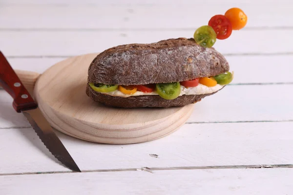 Смачний Бутерброд Розтопленим Сиром Барвистими Помідорами Обробній Дошці — стокове фото