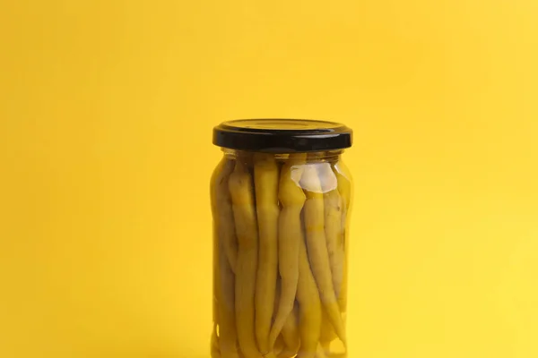 Enfoque Selectivo Frasco Lleno Pimientos Aislados Sobre Fondo Amarillo — Foto de Stock