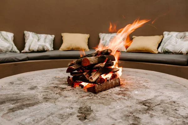 背景に枕がぼやけたたき火のフォーカスショット — ストック写真