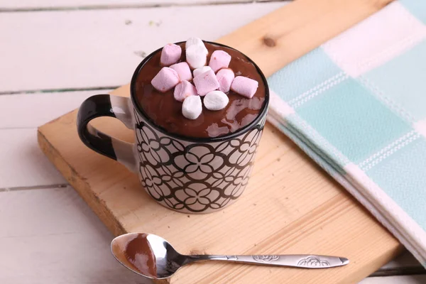 Eine Aufnahme Einer Tasse Köstlicher Hausgemachter Schokolade Mit Marshmallows Auf — Stockfoto