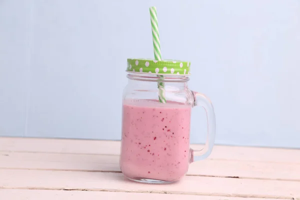 Eine Nahaufnahme Eines Leckeren Gesunden Erdbeer Smoothies Mit Einem Grün — Stockfoto