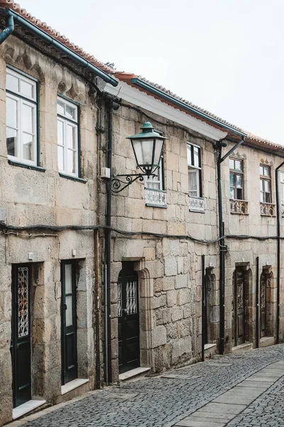 Вертикальный Снимок Улицы Старинными Каменными Зданиями Португалии — стоковое фото