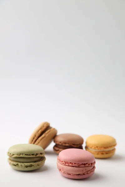 Eine Vertikale Aufnahme Verschiedener Französischer Macarons Isoliert Auf Grauem Hintergrund — Stockfoto