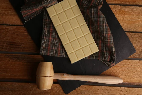 Tiro Aéreo Uma Barra Chocolate Branco Pequeno Martelo Madeira Uma — Fotografia de Stock