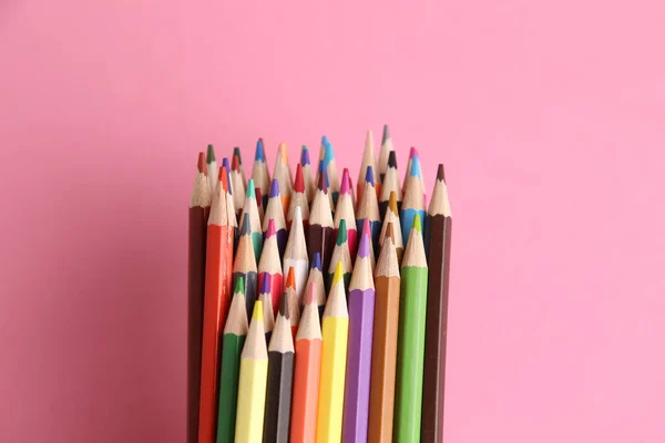 Une Vue Dessus Des Crayons Couleur Sur Fond Rouge — Photo