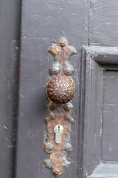 Eine Vertikale Aufnahme Einer Antiken Türklinke Einer Holztür — Stockfoto