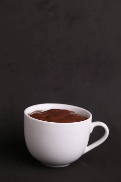 Tiro Vertical Uma Pequena Caneca Branca Com Pudim Chocolate — Fotografia de Stock