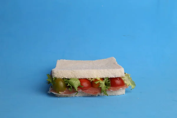 Close Sanduíche Com Tomate Cereja Alface Atum Meio Dele — Fotografia de Stock