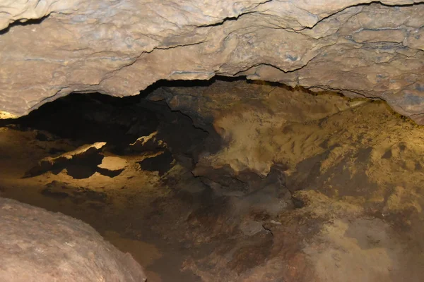 Ürkütücü Kayalık Bir Yeraltı Mağarası — Stok fotoğraf