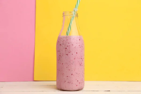 Nahaufnahme Einer Flasche Erdbeer Milchshake Auf Rosa Gelbem Hintergrund — Stockfoto